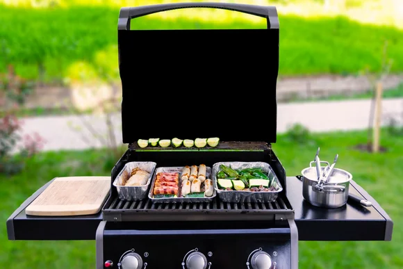 Fleisch und Gemüse auf einem Grill